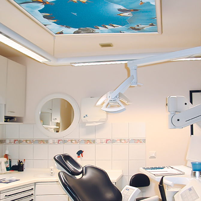 Deckenbild in Zahnarztpraxis